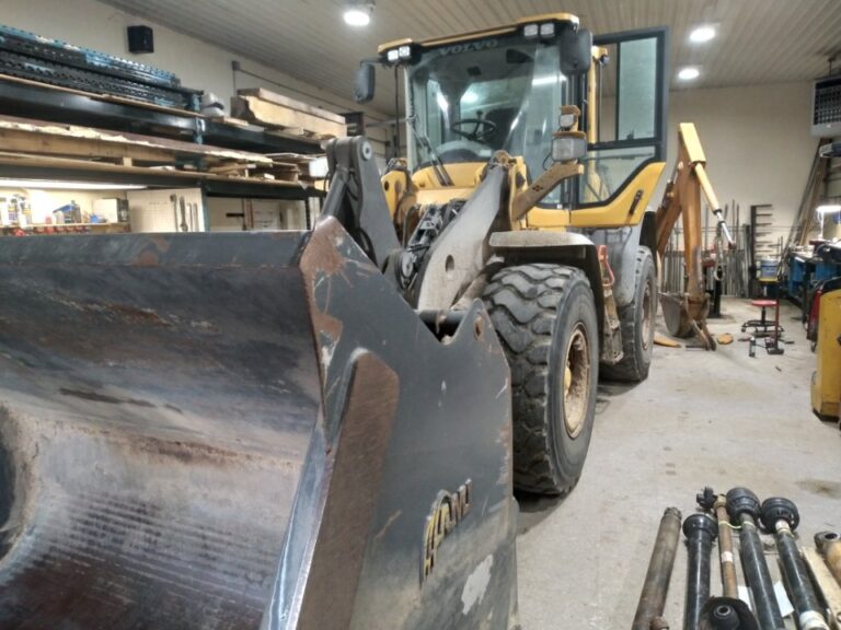 Volvo tractor at K&H Hydraulics